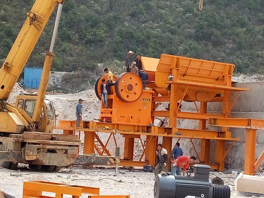 日產(chǎn)2000噸超級(jí)鄂破安裝現(xiàn)場(chǎng)